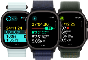 Troje Apple Watch Ultra 2 a na nich údaje o plavání, běhu a jízdě na kole