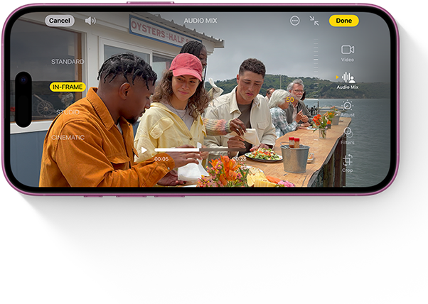 iPhone 16 s ukázkou editování videa, ve kterém spolu jí skupina přátel
