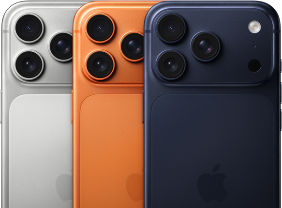 Tři modely iPhonu 17 Pro, pohled zezadu, stříbrná, kosmicky oranžová a temně modrá barva, navzájem se překrývají, viditelné jen zčásti. Všechny 3 modely mají profesionální Fusion fotosoustavu v levém horním rohu, 3 objektivy, mikrofon, blesk, uprostřed logo Apple